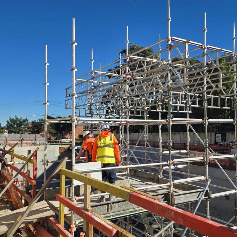 Aluminium scaffold installed on a commercial building facade